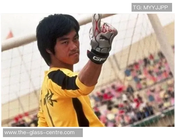 星爷功夫足球中敲头一幕回顾那位让观众印象深刻的角色揭秘