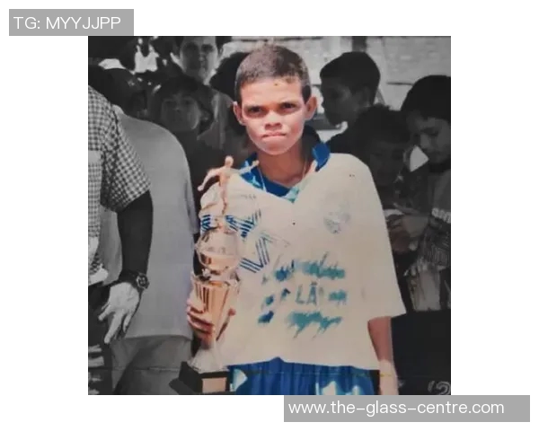 足球球星身高变化揭秘:从青涩少年到巅峰时期的成长轨迹